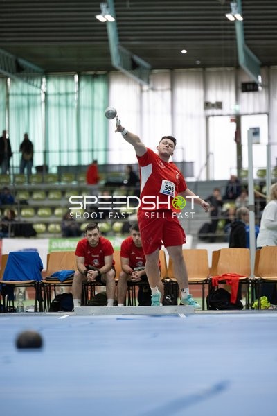 Athlet wirft Kugel im Glaspalast