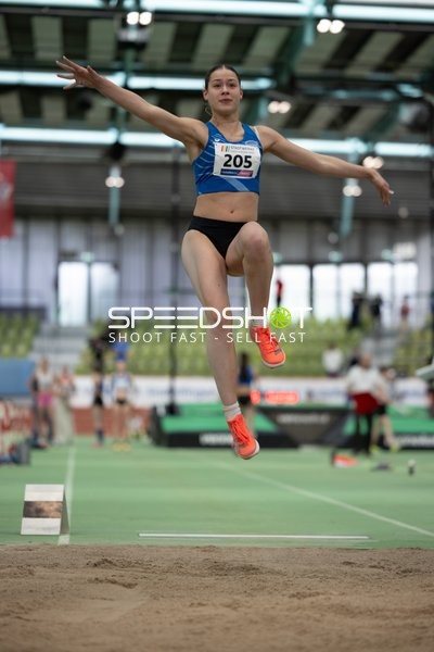 Athletin mit Nummer 205 beim Weitsprung