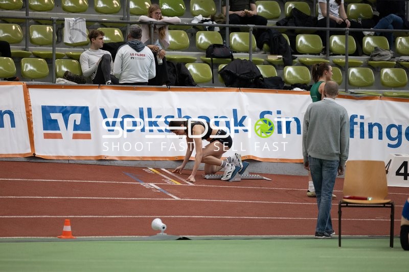 Athletin am Startblock im Glaspalast