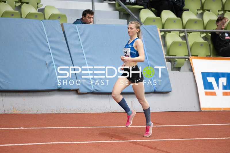 Athletin mit Nummer 79 in Aktion