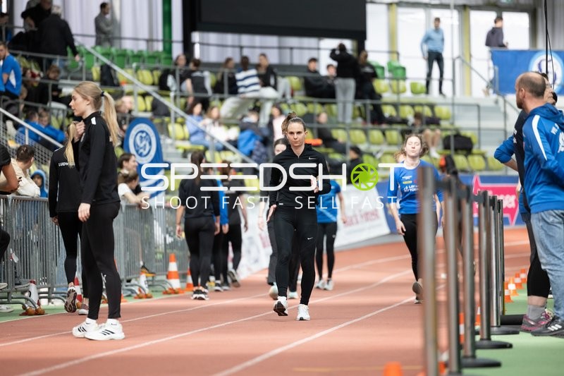 Athletin beim Aufwärmen im Glaspalast