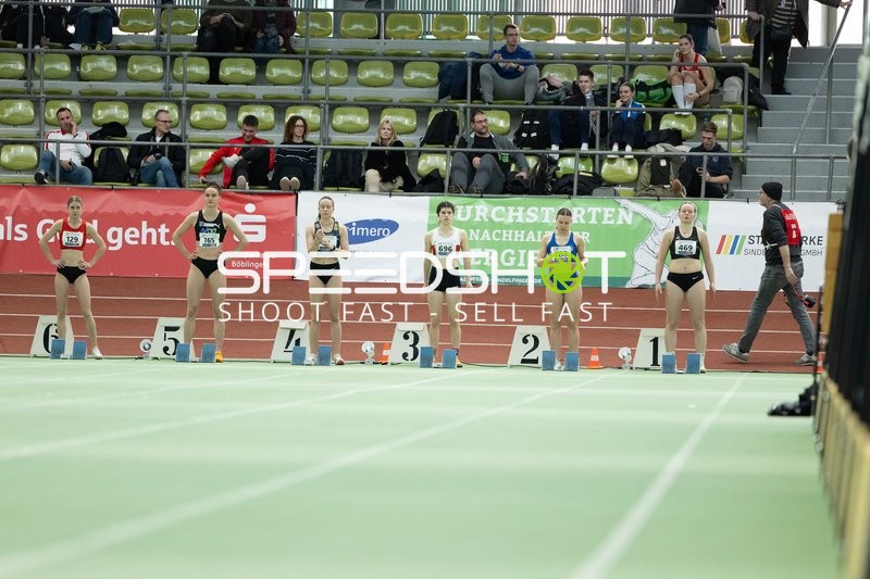 Startaufstellung mit fünf Läuferinnen