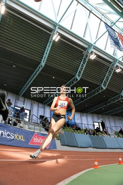 Athletin mit Startnummer 127 in Aktion