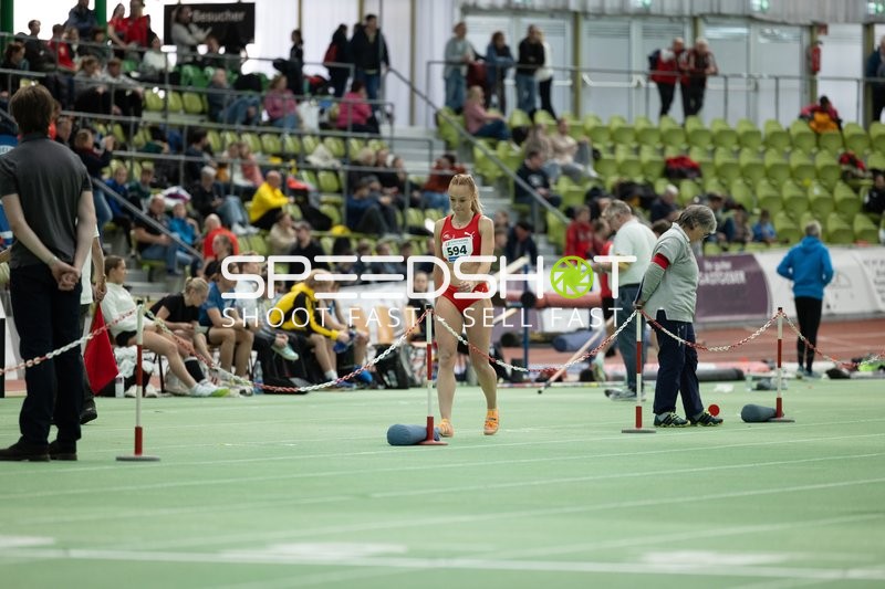 Athletin mit Startnummer 594 in Aktion