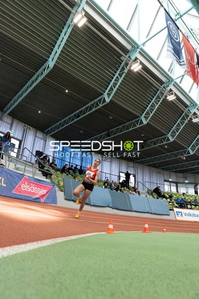 Athletin mit Startnummer 381 in Aktion