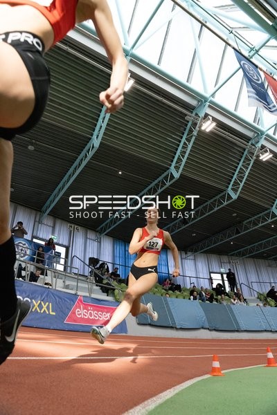 Athletin mit Startnummer 127 in Aktion