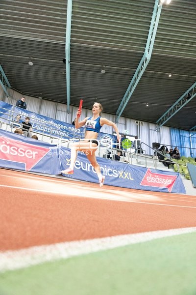 Athletin mit Staffelstab im Glaspalast