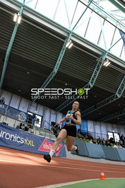 Athletin mit Staffelstab in Aktion