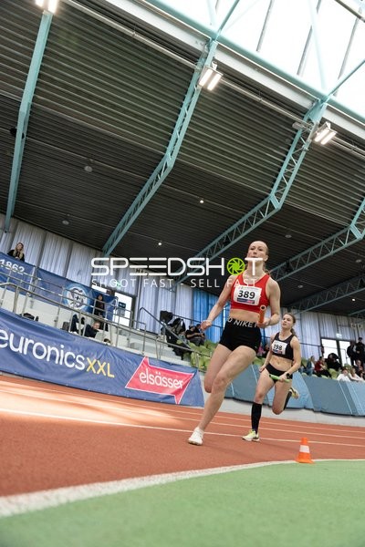 Athletinnen mit Staffelstab in Aktion