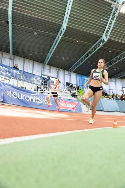 Athletin mit Staffelstab im Glaspalast