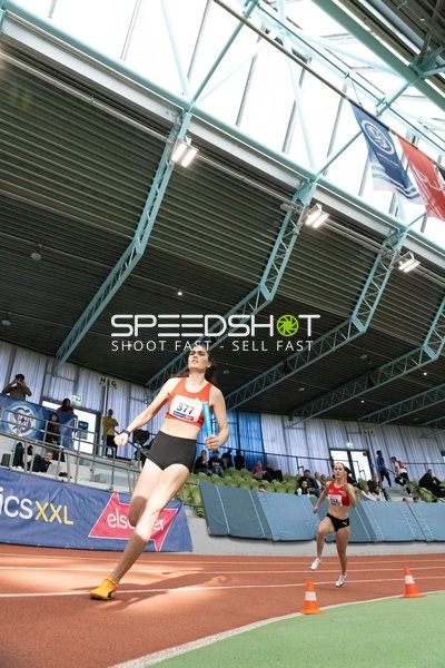 Athletin mit Startnummer 377 in Aktion