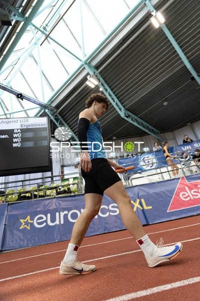 Athlet mit Staffelstab im Glaspalast