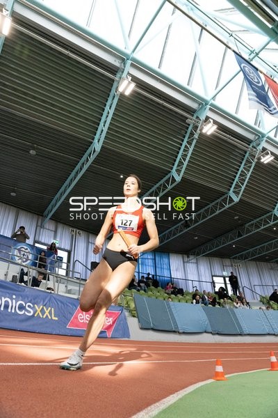 Athletin mit Startnummer 127 in Aktion