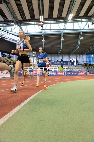 Athletinnen laufen im Glaspalast
