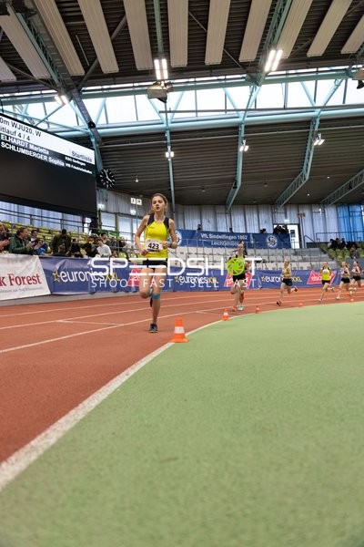 Athletin läuft im Glaspalast