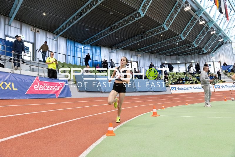 Athletin auf Laufbahn