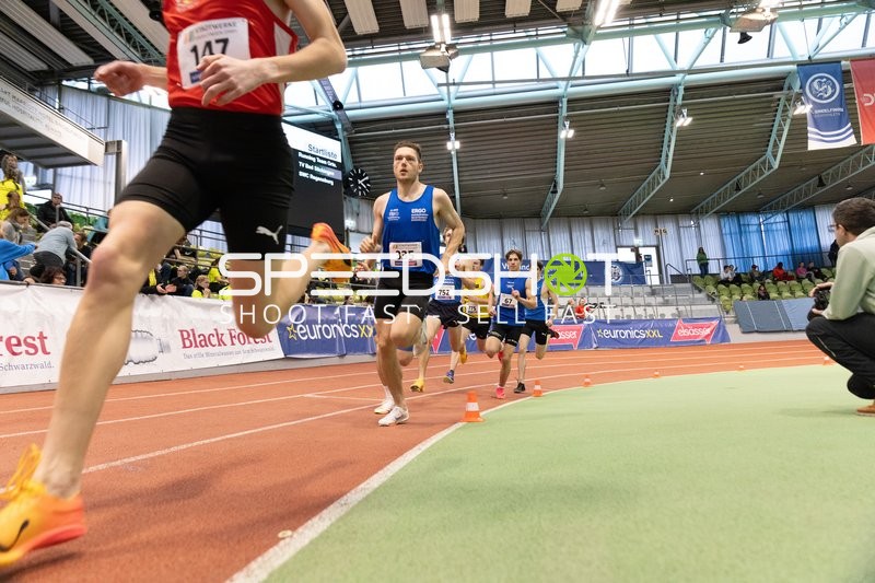Läufer mit Startnummern im Glaspalast