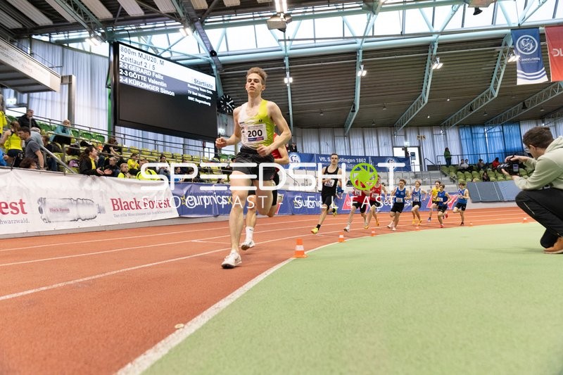 Läufer mit Startnummer 200 in Führung