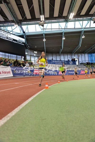 Athletin läuft im Glaspalast