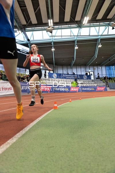 Athletin mit Startnummer 564 im Weitsprung