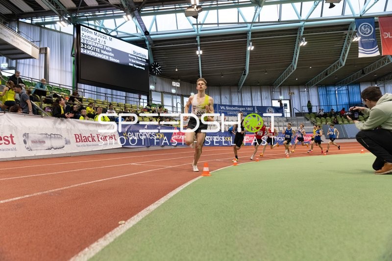 Startnummer 200 führt 800m Lauf an