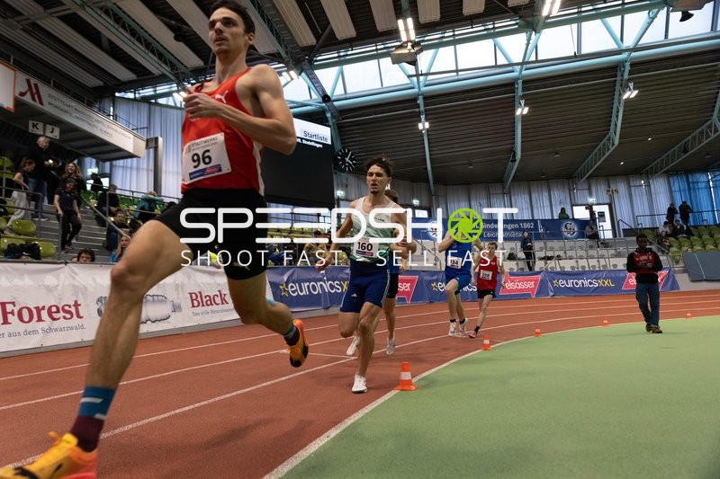 Läufer mit Startnummern in Aktion