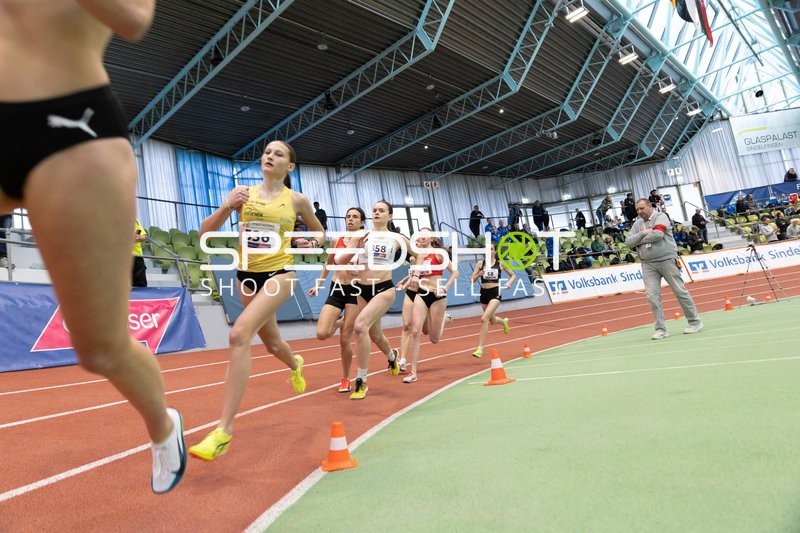 Läuferinnen mit Startnummern in Aktion