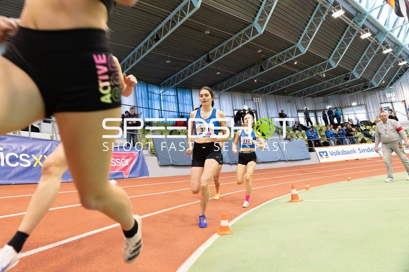 Läuferinnen mit Startnummern 331 und 332