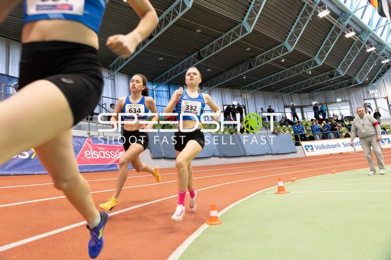 Läuferinnen mit Startnummern 634 und 332