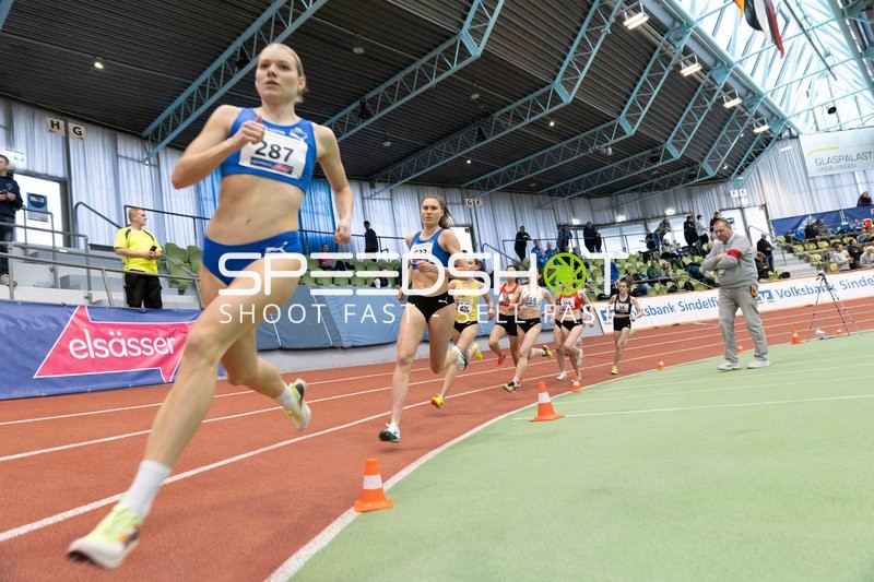 Läuferinnen im Hallenrennen