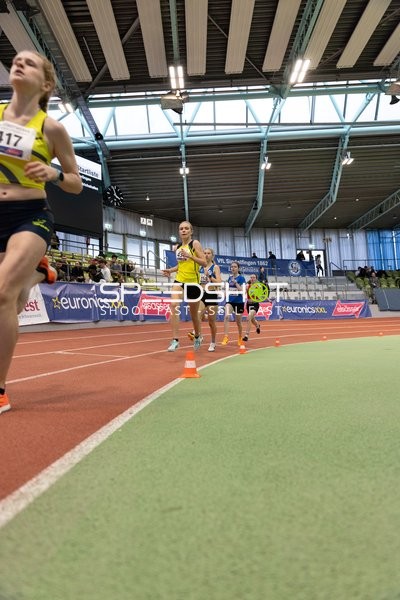 Athletinnen laufen im Glaspalast