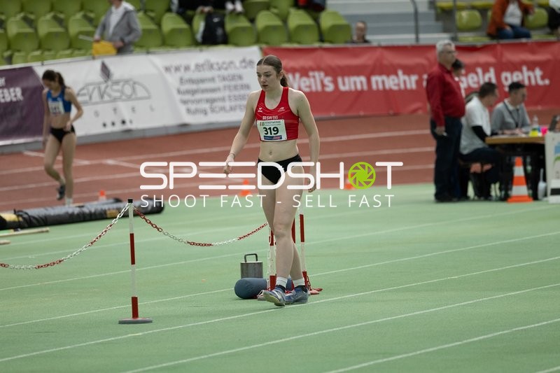 Athletin mit Startnummer 319 im Glaspalast