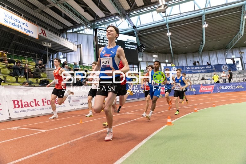 Läufer mit Startnummern im Glaspalast