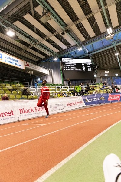 Athlet auf Laufbahn im Glaspalast