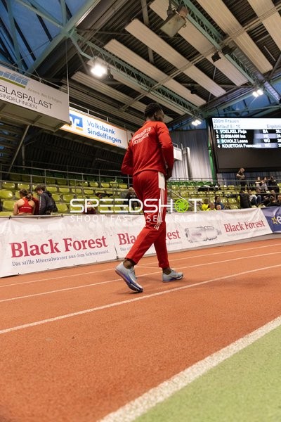 Athlet beim Aufwärmen im Glaspalast