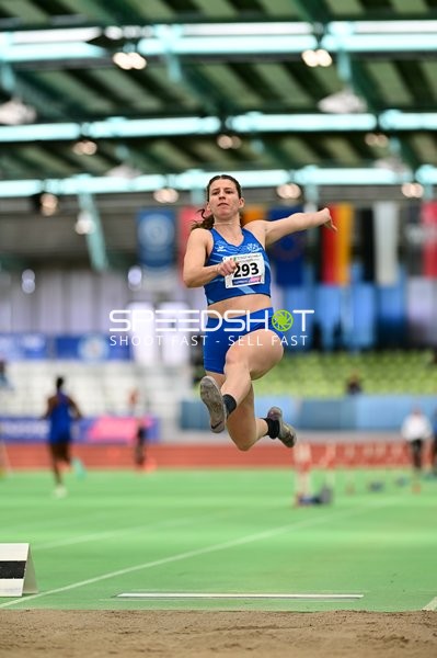 Athletin mit Startnummer 293 beim Weitsprung