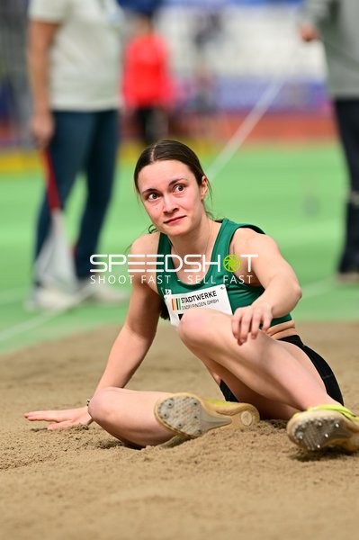 Athletin nach Weitsprung im Glaspalast