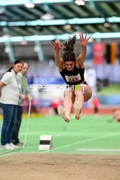 Athletin mit Nummer 339 beim Weitsprung