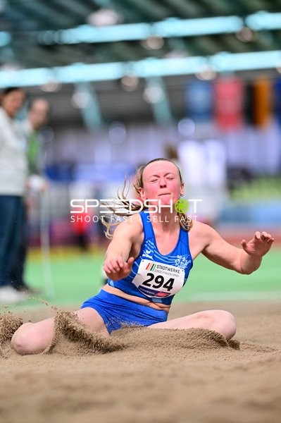 Athletin mit Nummer 294 im Weitsprung