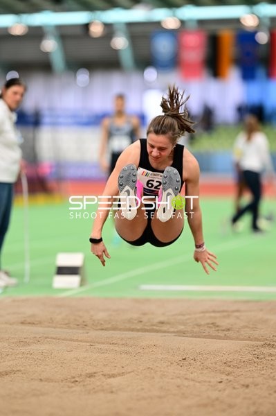 Weitsprung im Glaspalast