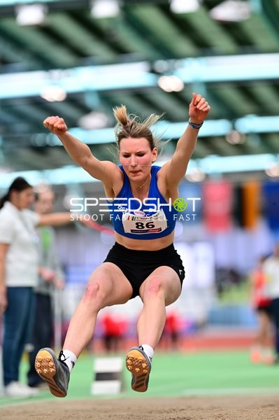 Athletin mit Startnummer 86 beim Weitsprung