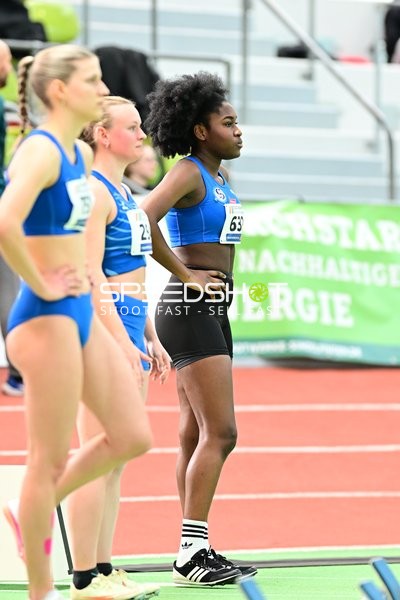 Athletinnen vor Start im Glaspalast