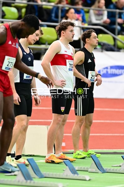 Athleten vor Startblock im Glaspalast