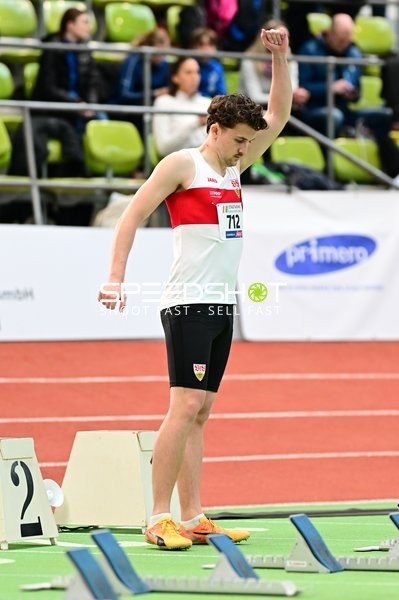 Athlet mit Startnummer 712 vor Start