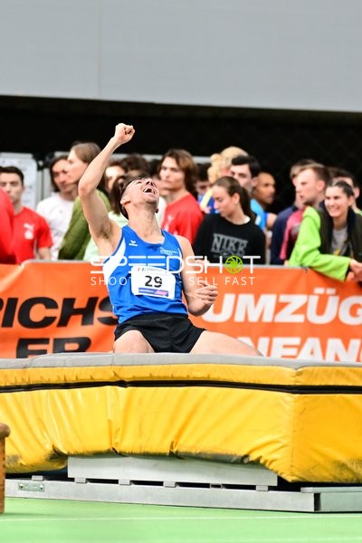 Startnummer 29 jubelt im Glaspalast