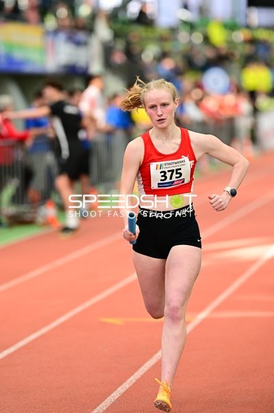 Athletin mit Nummer 375 in Aktion