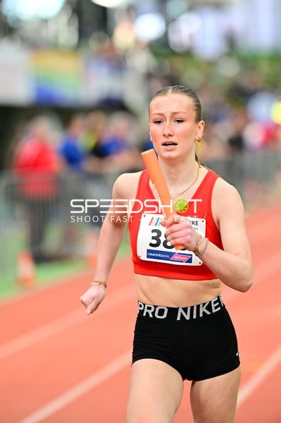 Athletin mit Staffelstab in Aktion