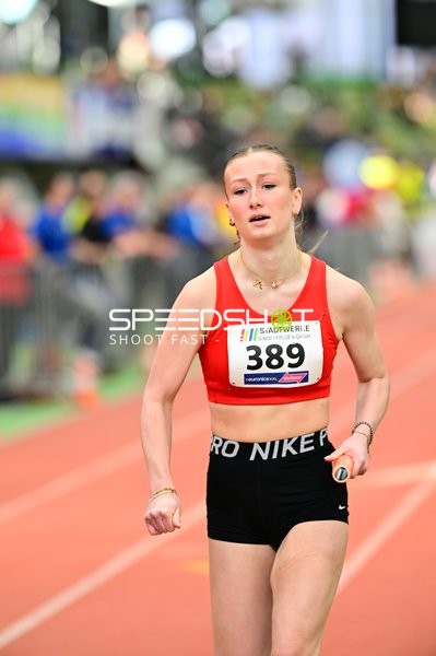 Athletin mit Startnummer 389 in Aktion