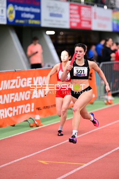 Athletin mit Startnummer 501 in Aktion