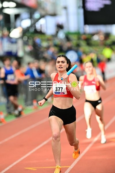 Athletin mit Startnummer 377 sprintet